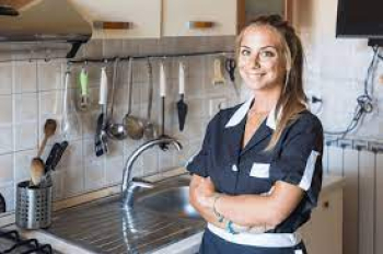 Cuisinière et femme de ménage